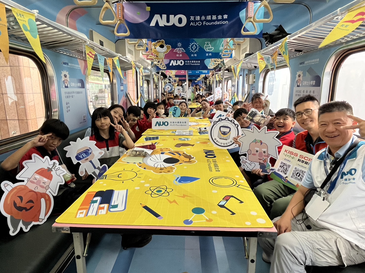 PA真人永續基金會參與「臺灣科普環島列車」，設計基礎科學車廂課程，以「淨零碳排和永續能源」為主題，讓學生透過創意實驗認識淨零知識，以及思考生活中的減碳行為